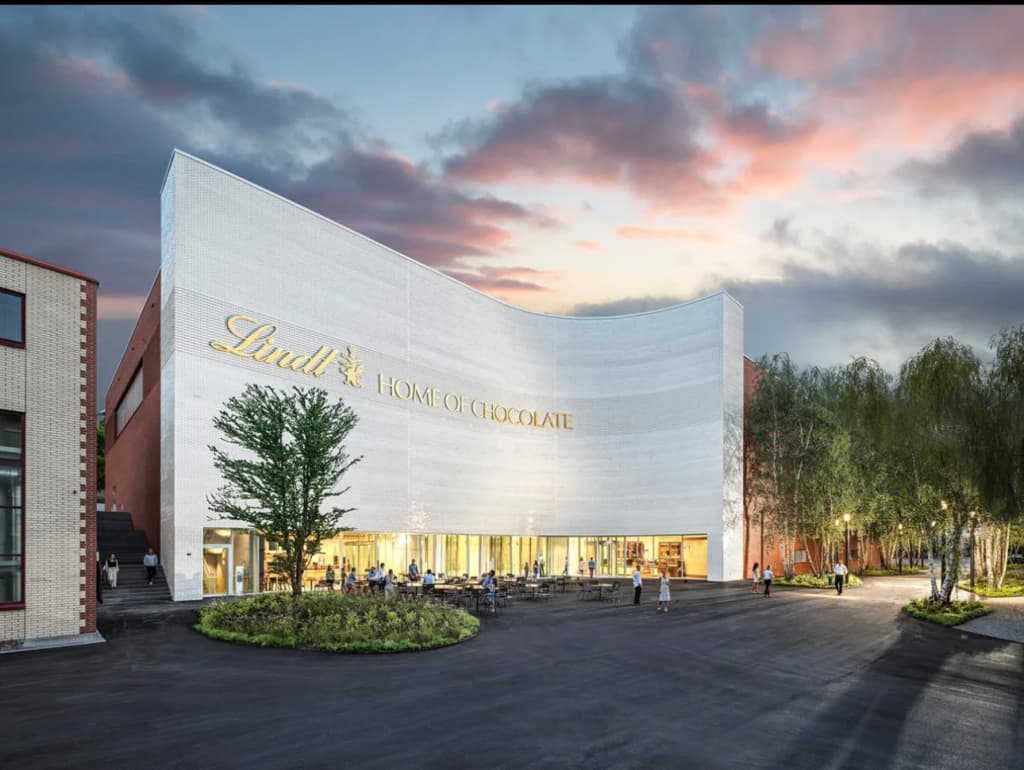 Fachada de Lindt Home of Chocolate con su icónica fuente