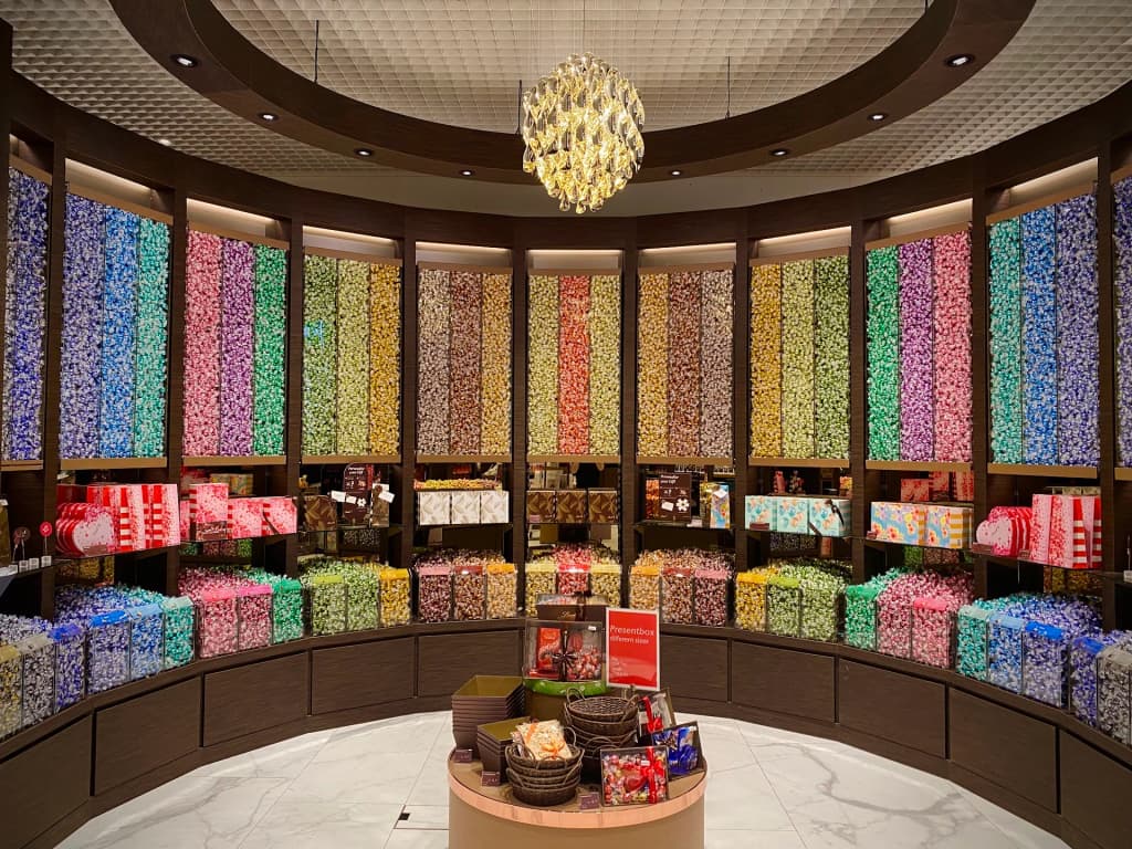 Interior de Lindt Home of Chocolate, con estaciones de degustación