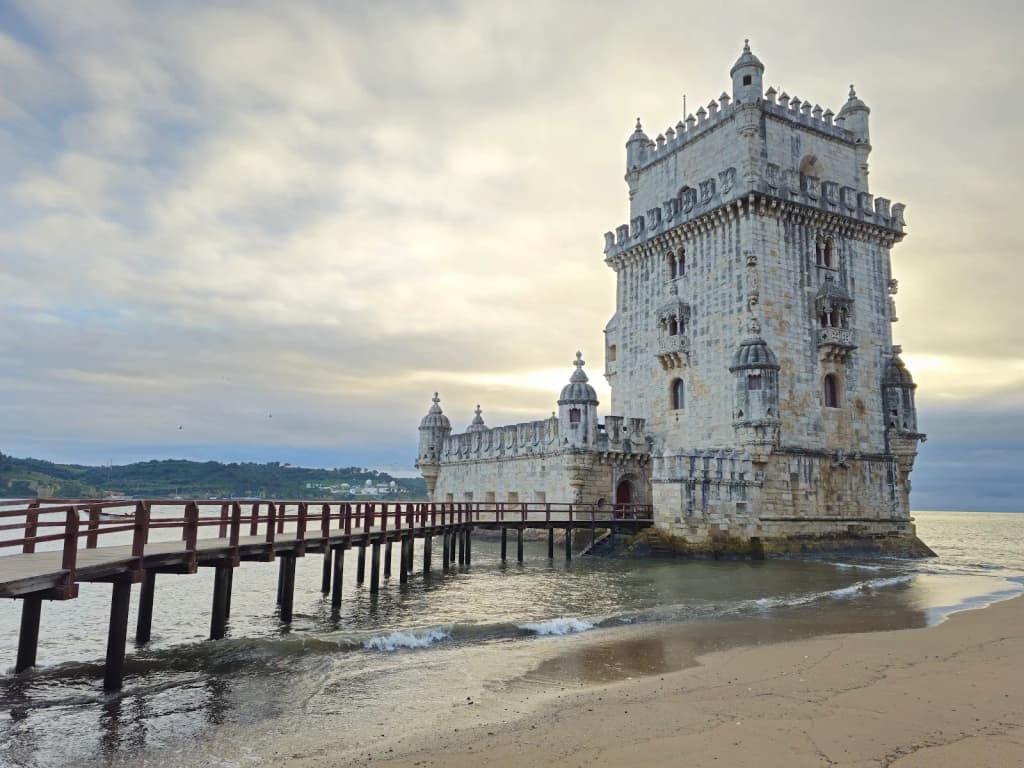 Torre de Belém erguendo-se sobre o Tejo ao pôr do sol