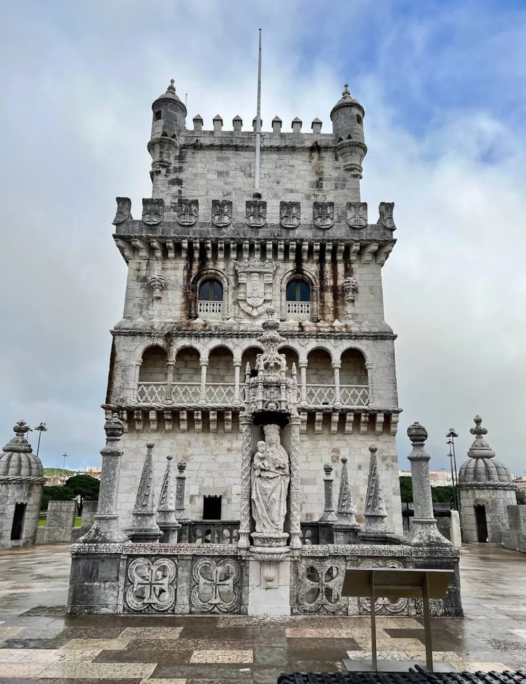 Palácio da Pena em Sintra, cores vibrantes nas colinas verdes
