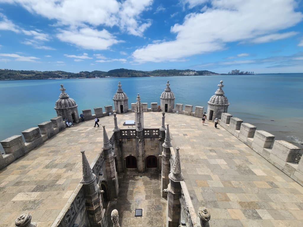 Costa de Nazaré, ondas gigantes batendo nos penhascos