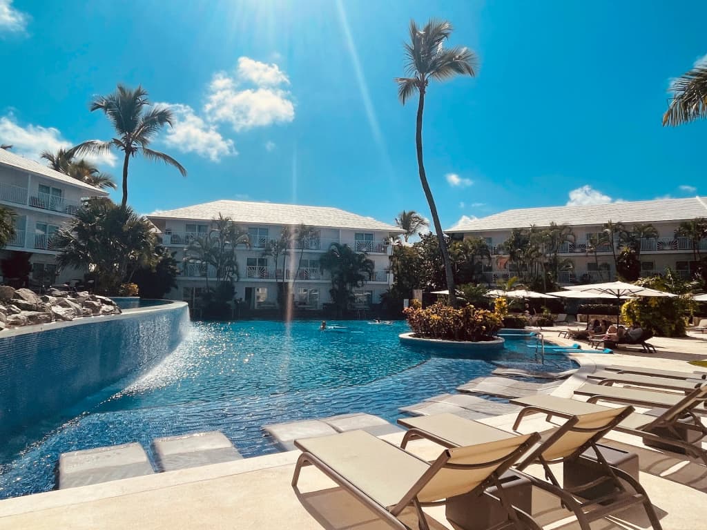 Construções brancas e cúpulas azuis de Santorini com vista para o mar