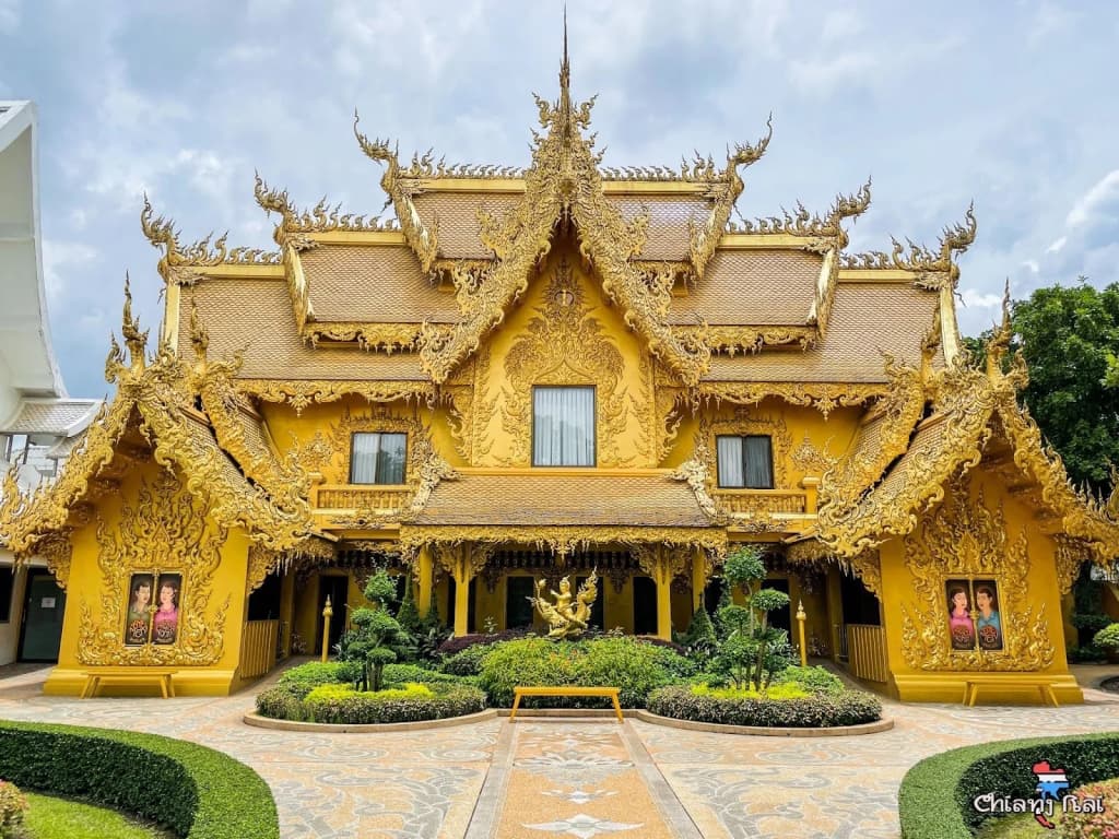 Clase de cocina en Chiang Mai, viajeros preparando platos tailandeses