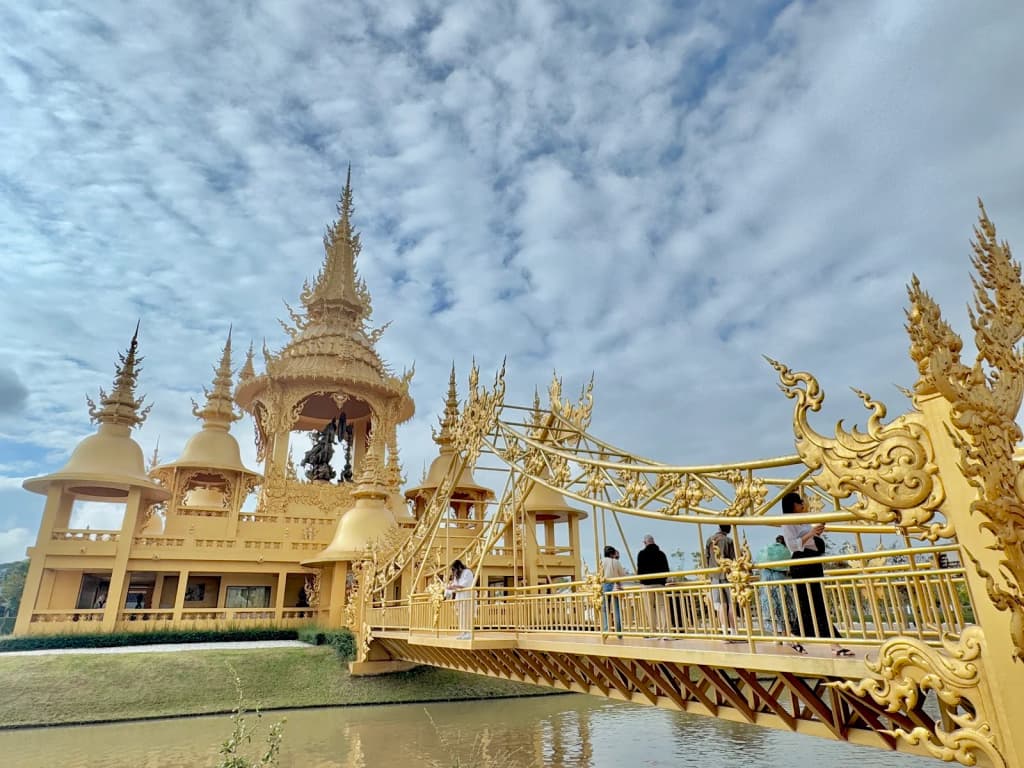 Detalle de los mosaicos blancos y espejados de Wat Rong Khun