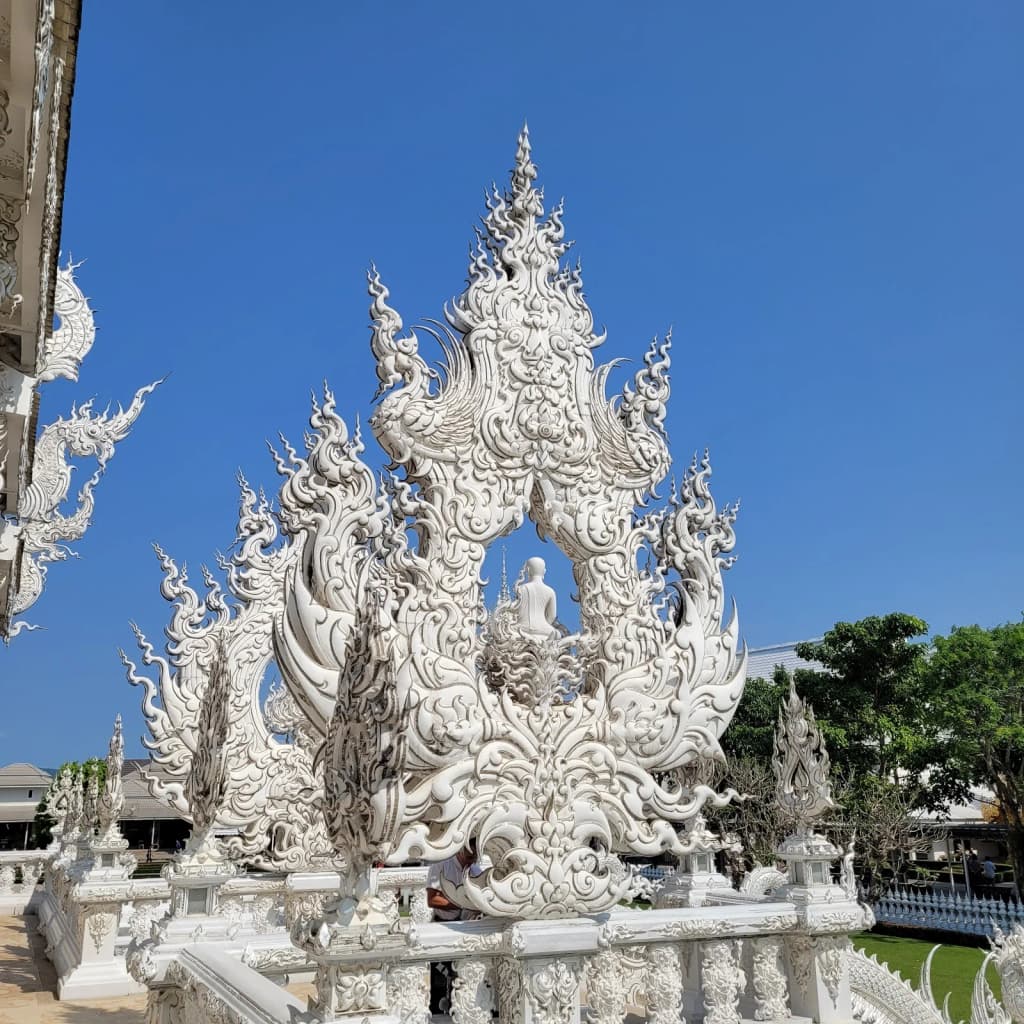 Interior del Templo Azul, resplandeciente en azul y dorado, murales intrincados