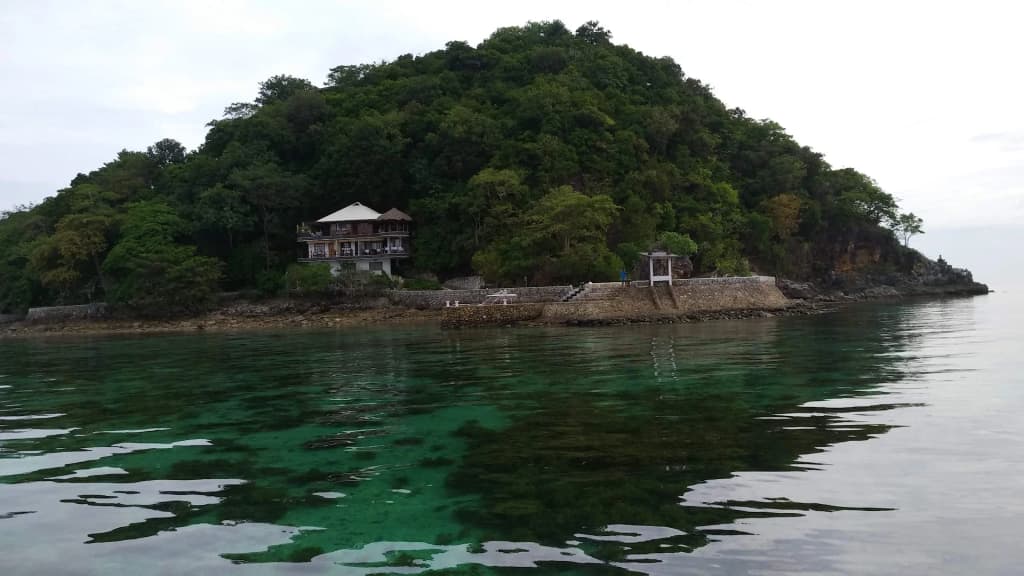 Limestone cliffs and turquoise waters in El Nido, Palawan