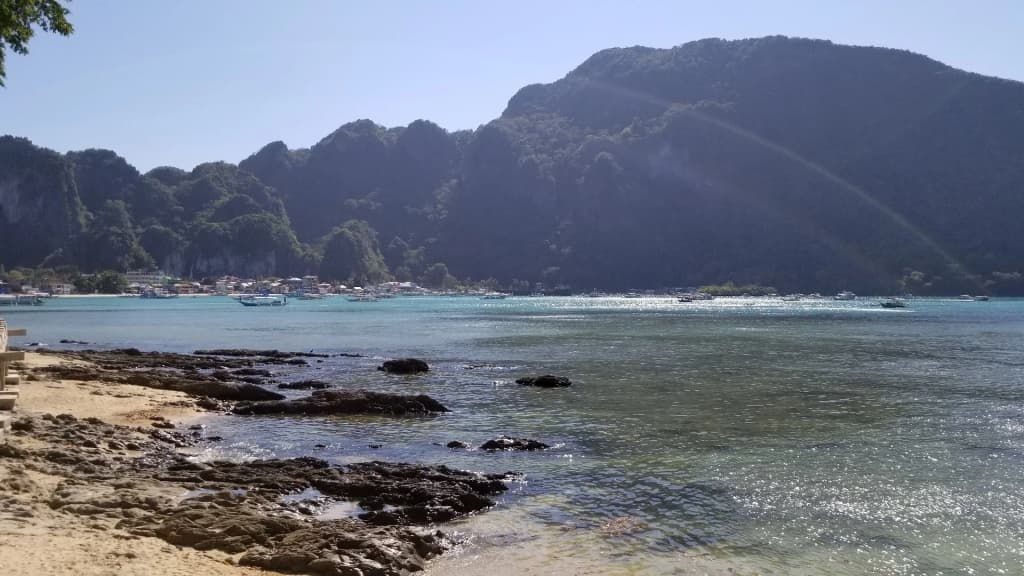 Turquoise lagoon and limestone cliffs in El Nido, Palawan