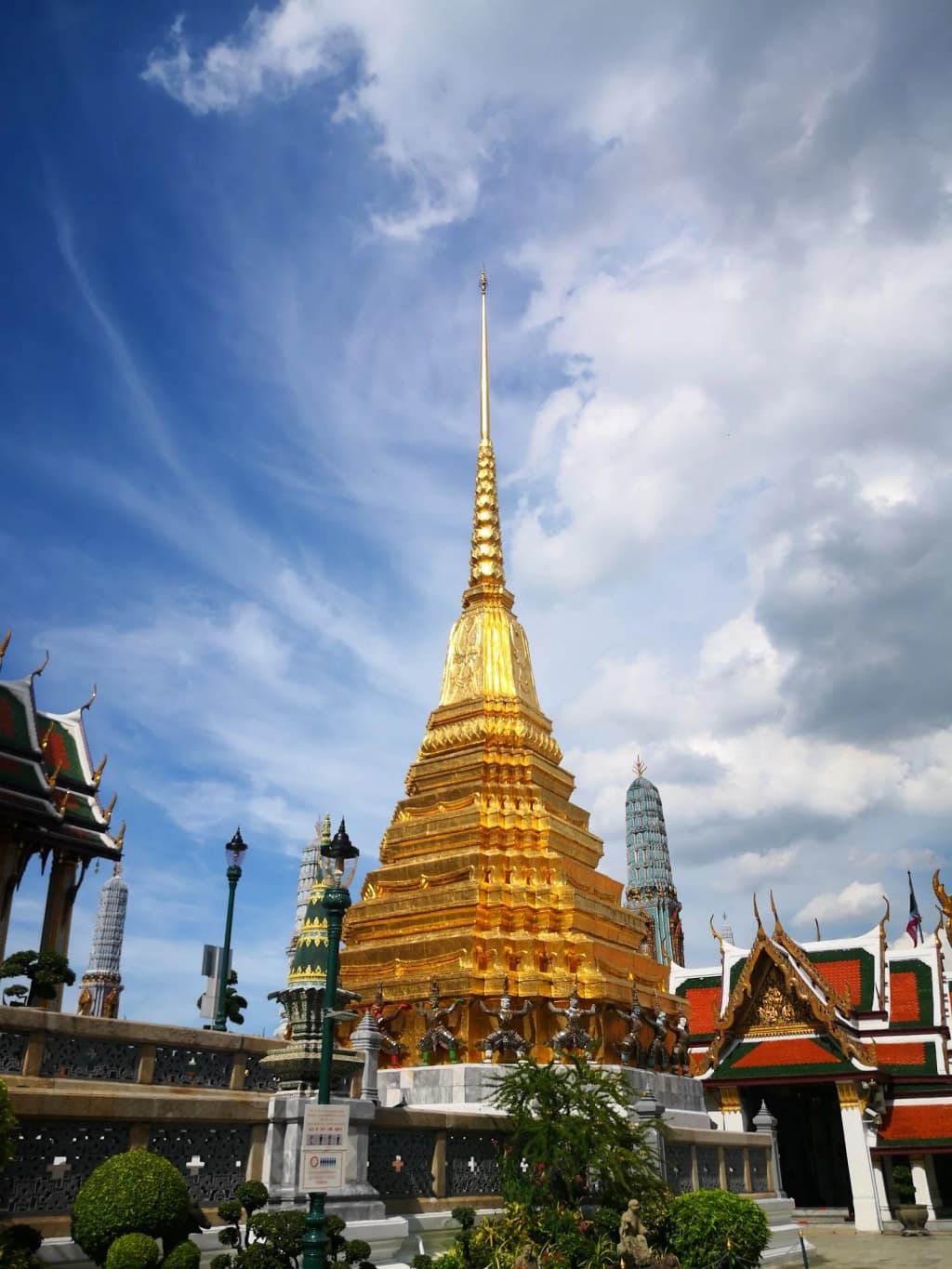 Torres ornamentadas e detalhes do Grand Palace