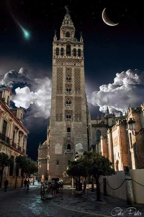 Multitud y puestos de comida en Jemaa el-Fnaa al anochecer