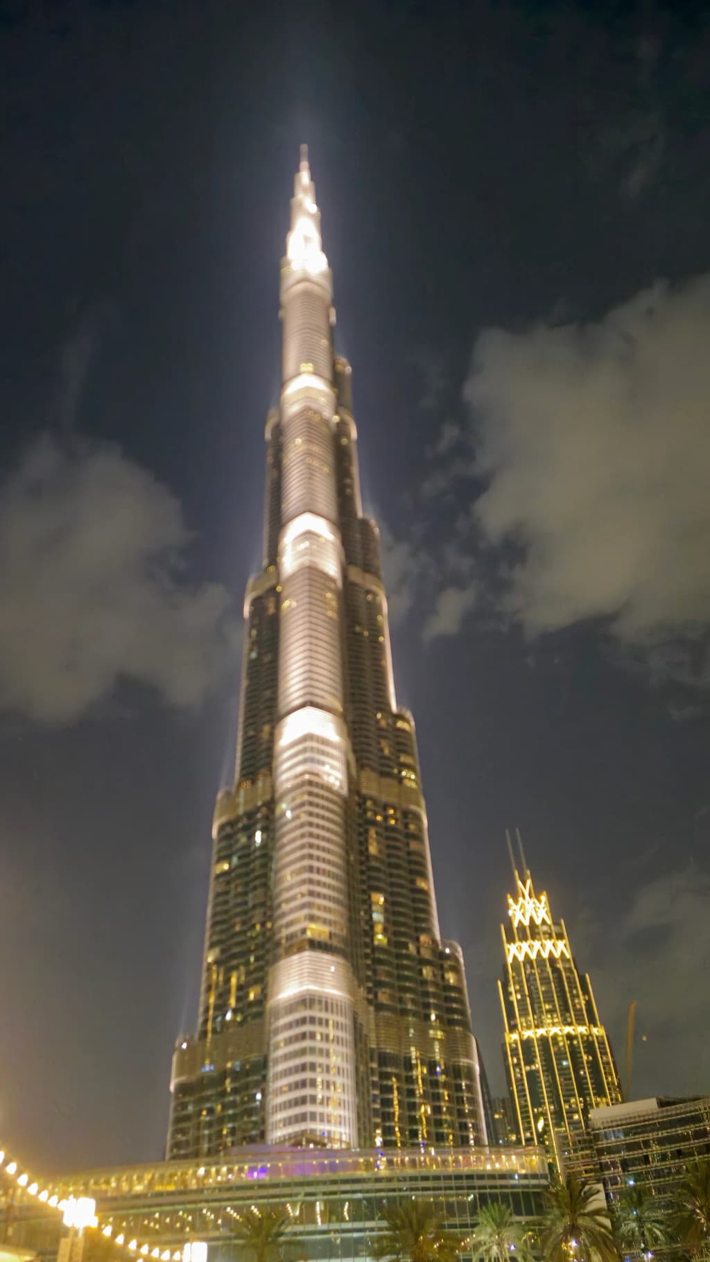 Burj Khalifa ao entardecer, o grande ícone luminoso da cidade