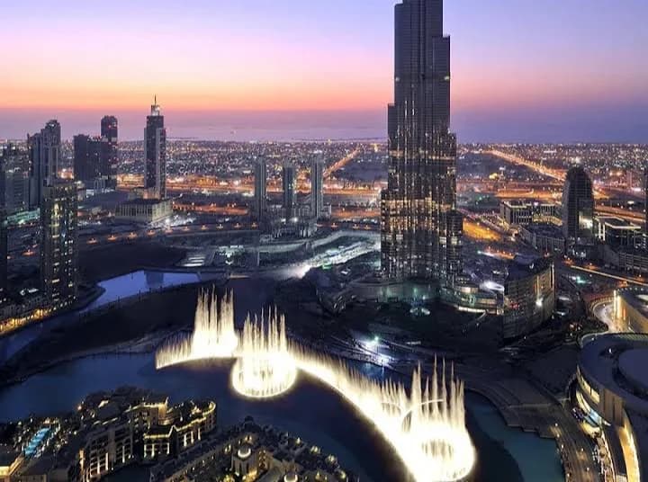 O Burj Khalifa acima das luzes da cidade