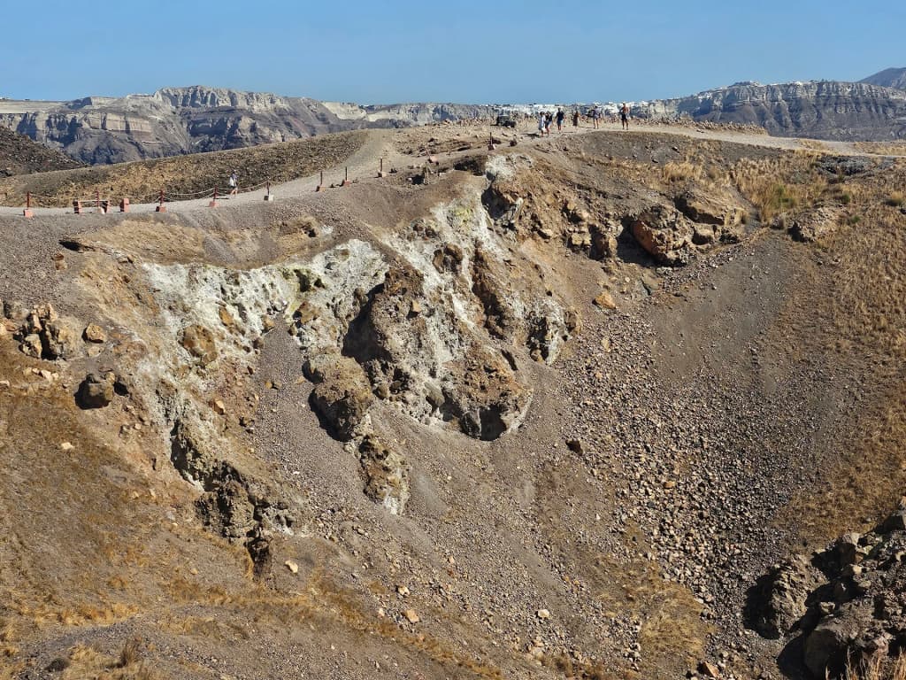 Santorini caldera - Photo by Viajando Por ai