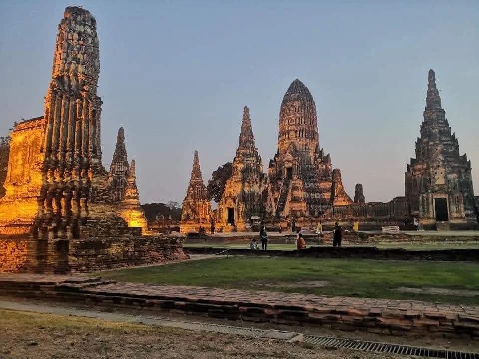 Helado de coco servido en cáscara, con cacahuetes y sirope