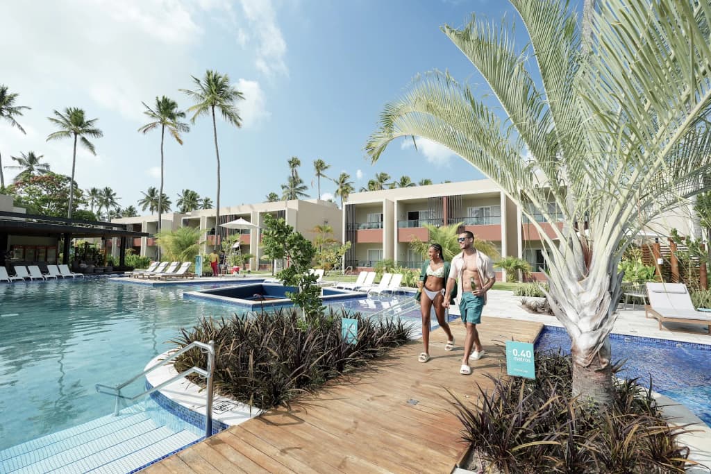 Playa y camastros en Japaratinga Lounge Resort