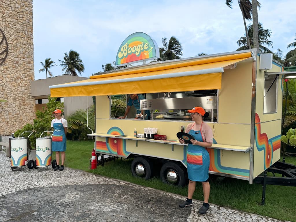 Bar de piscina y cocteles en Japaratinga Lounge Resort