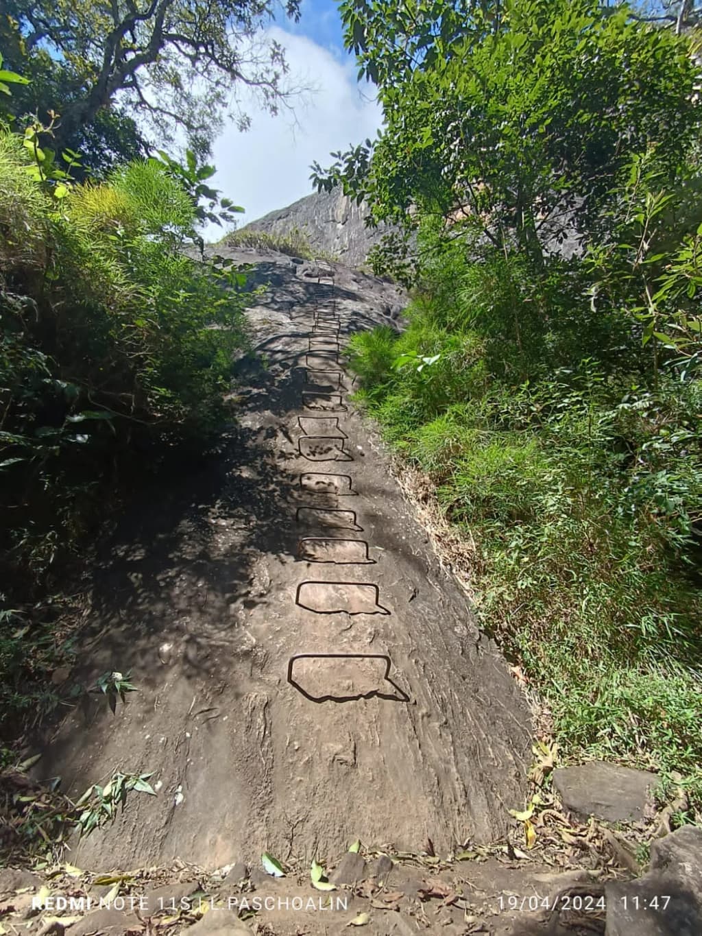 Capela de mosaico brilhando no sol de São Bento