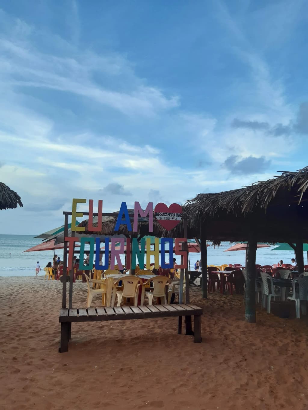 Praia de Tourinhos con aerogeneradores y zona de anidación de tortugas