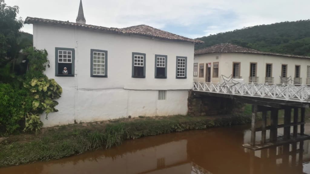 A plate of traditional Goiás sweets: candied lime stuffed with dulce de leche and cinnamon-dusted pastries.
