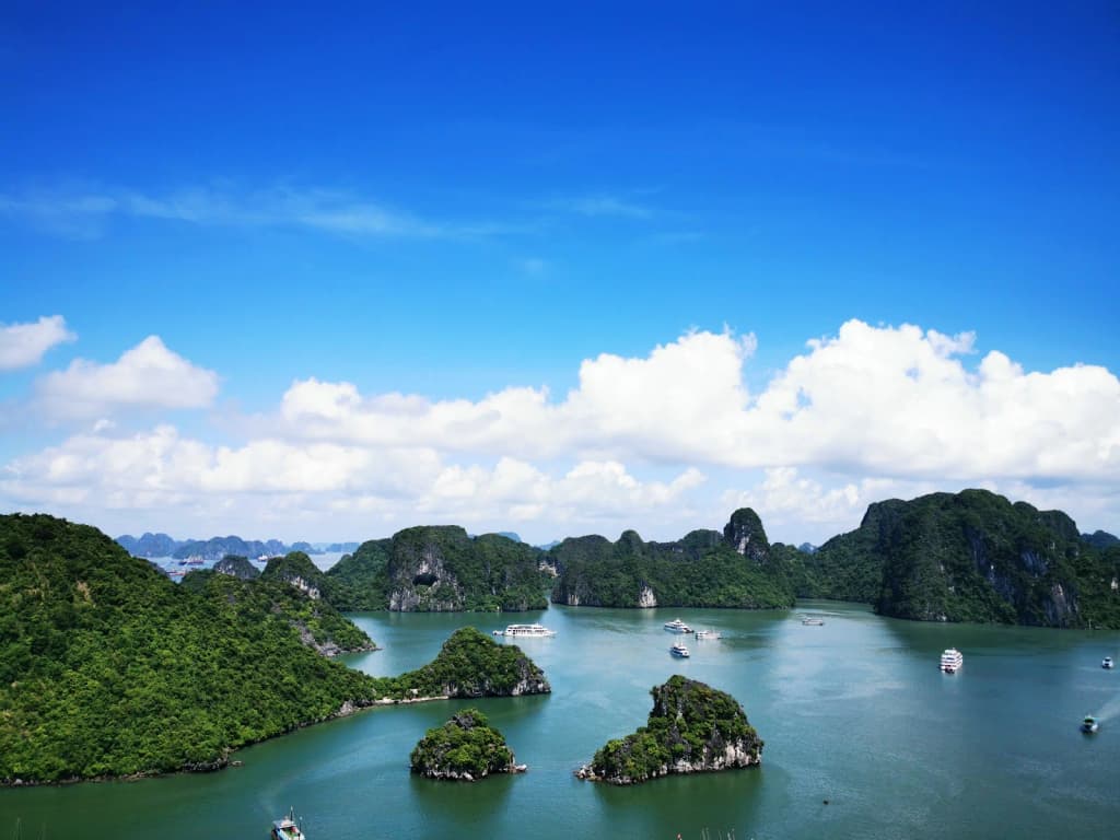 Falésias de Halong Bay surgindo da água esmeralda