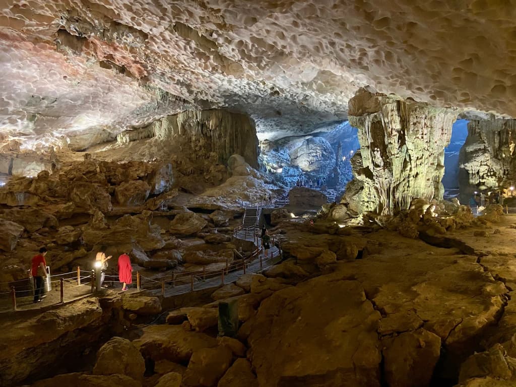 Picos de calcário e rio sinuoso de Ninh Binh, barcos deslizando