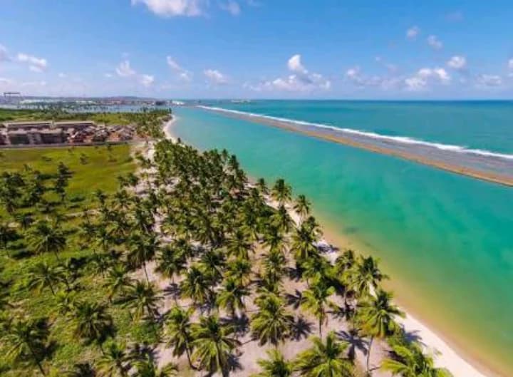 Ilha de Santo Aleixo com água turquesa e costa rochosa