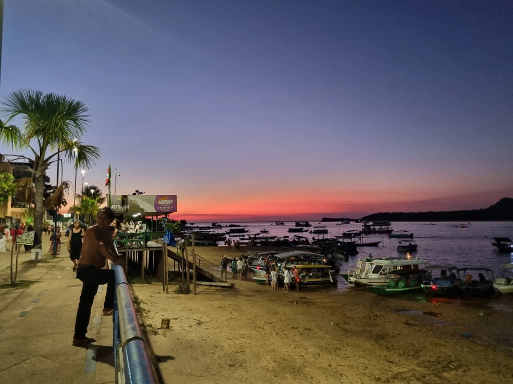 Praias de rio e barcos em Alter do Chão