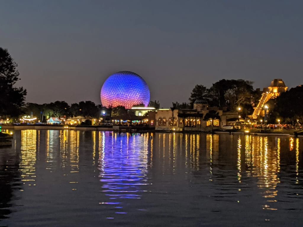 Spaceship Earth brilhando ao amanhecer, Epcot