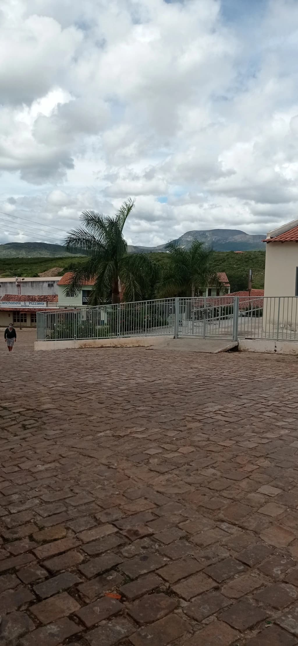 Trilheiros na Serra do Navio, cercados por picos rochosos
