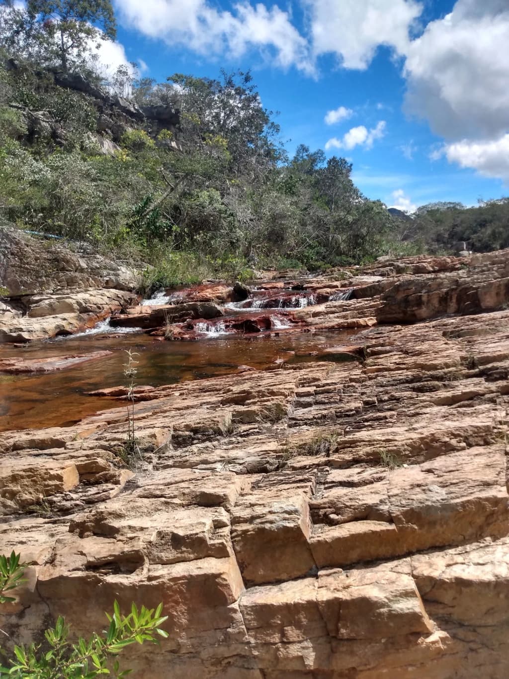 Piscinas naturais e formações rochosas no Vale da Lua, Piatã