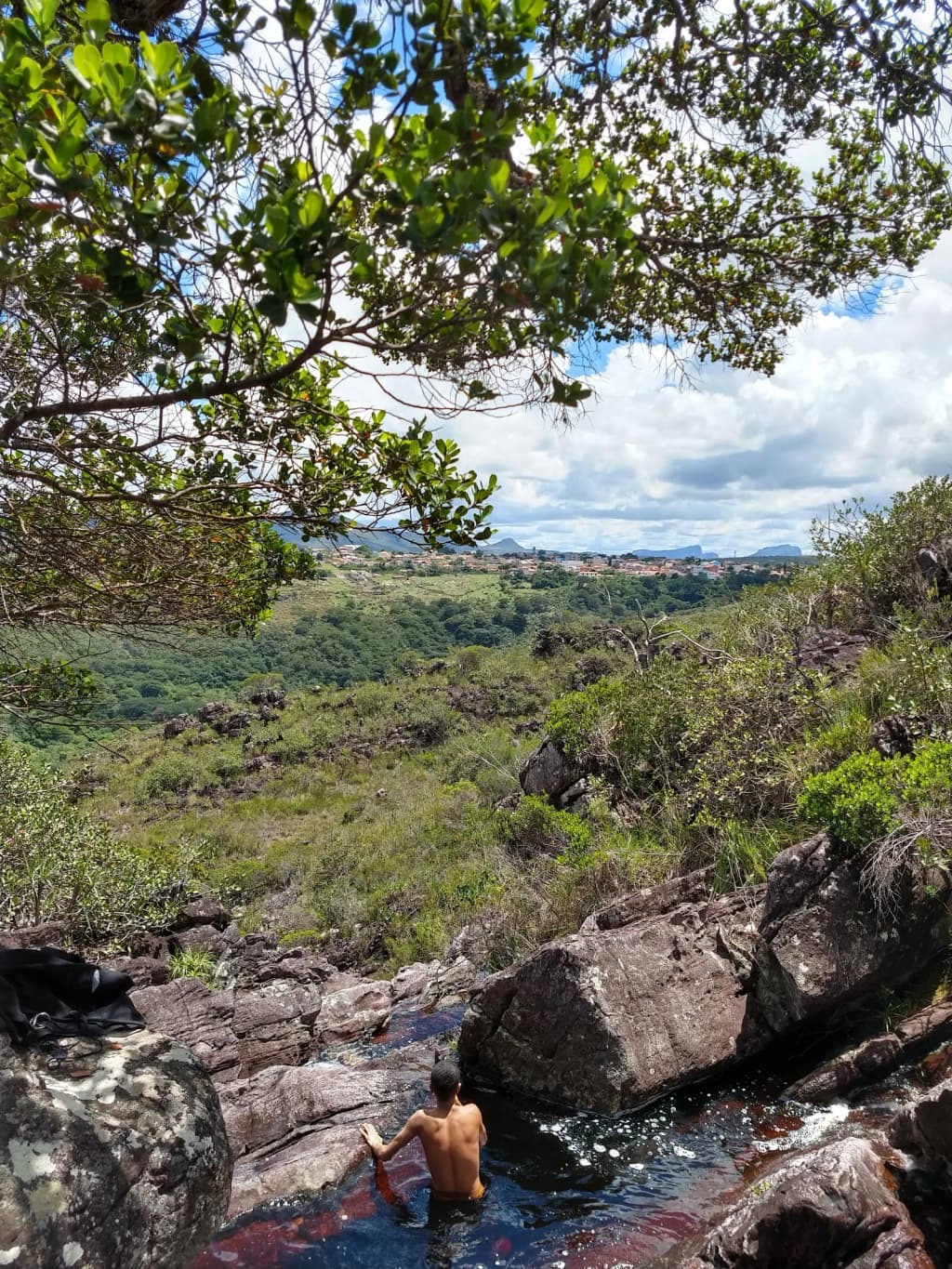 Moradores compartilhando café e histórias em um café de Piatã