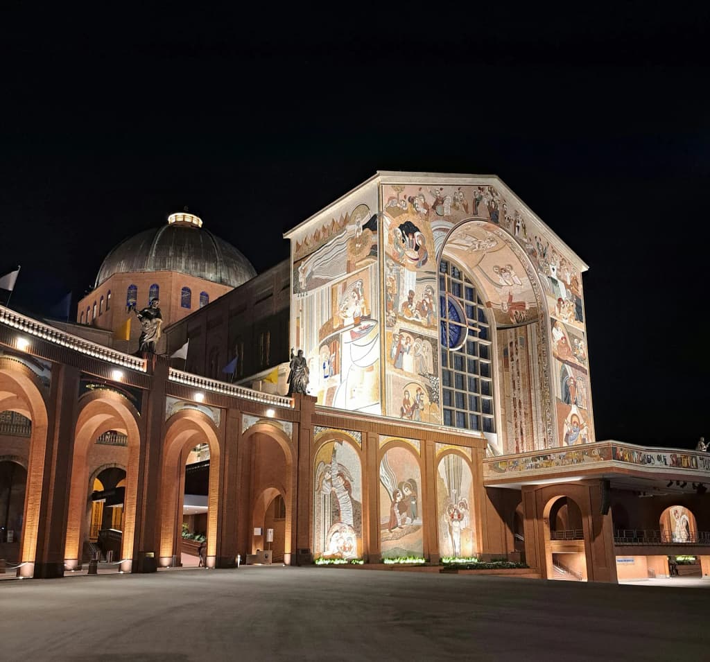 Vista panorámica desde el Morro do Cruzeiro, con la basílica y la ciudad abajo