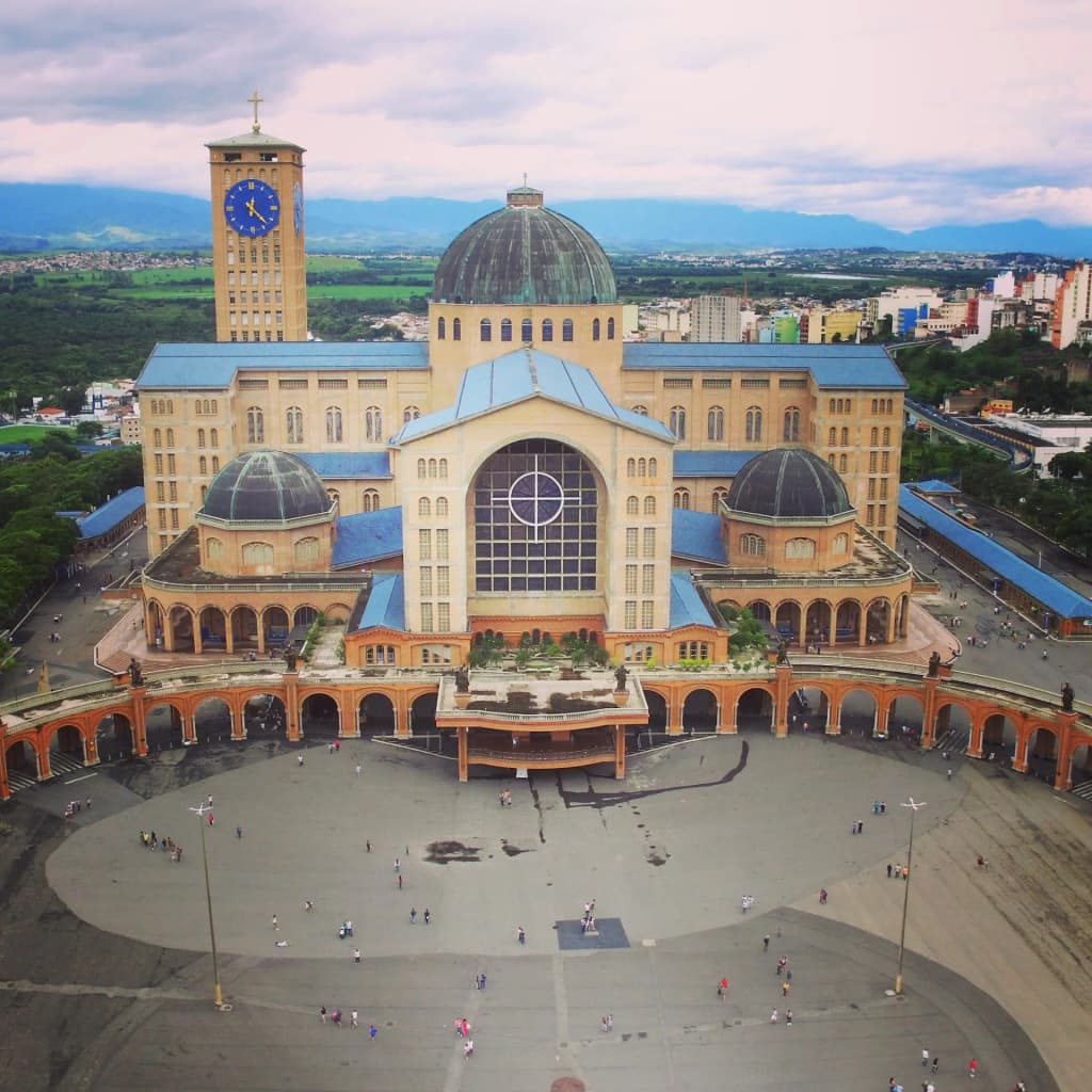 El tranquilo río en Porto Itaguaçu, con la aldea de pescadores y la capilla
