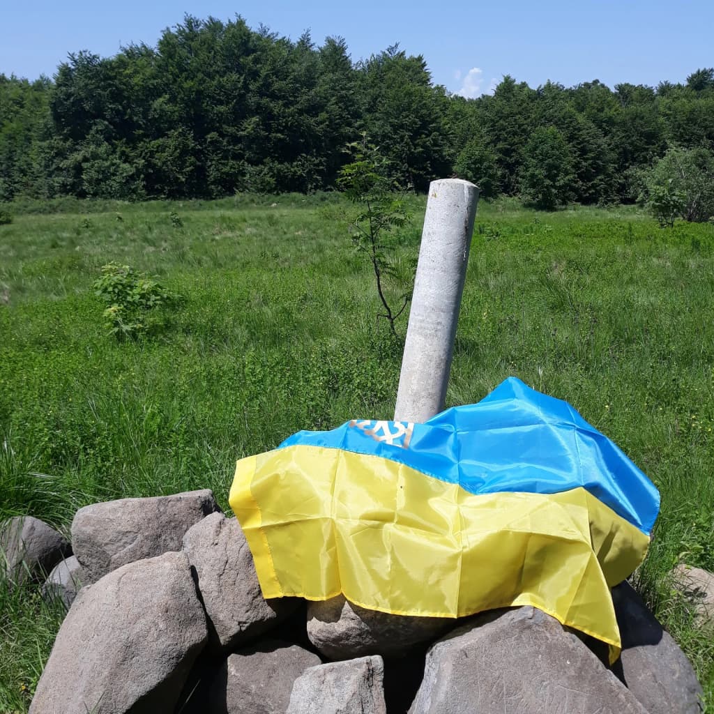 Barraca solitária no alto de Borzhava ao pôr do sol