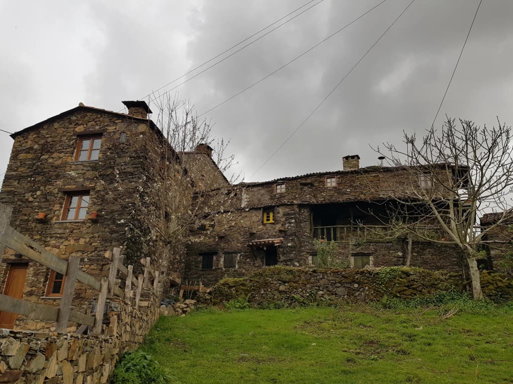 Casas de pedra e floresta exuberante em Talasnal