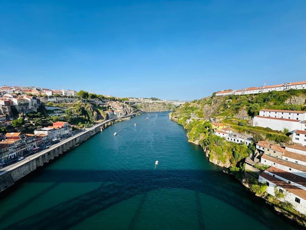 Restaurante rústico do Douro com pratos e vinhos locais