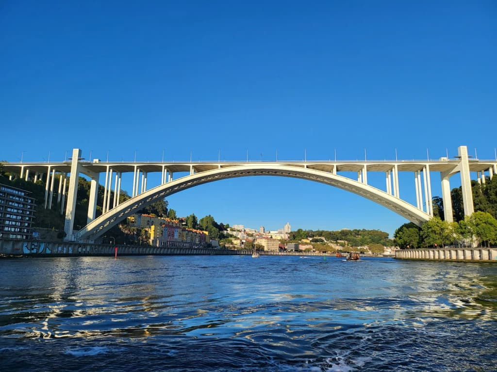 Quarto de hotel em barril de vinho com terraço privativo