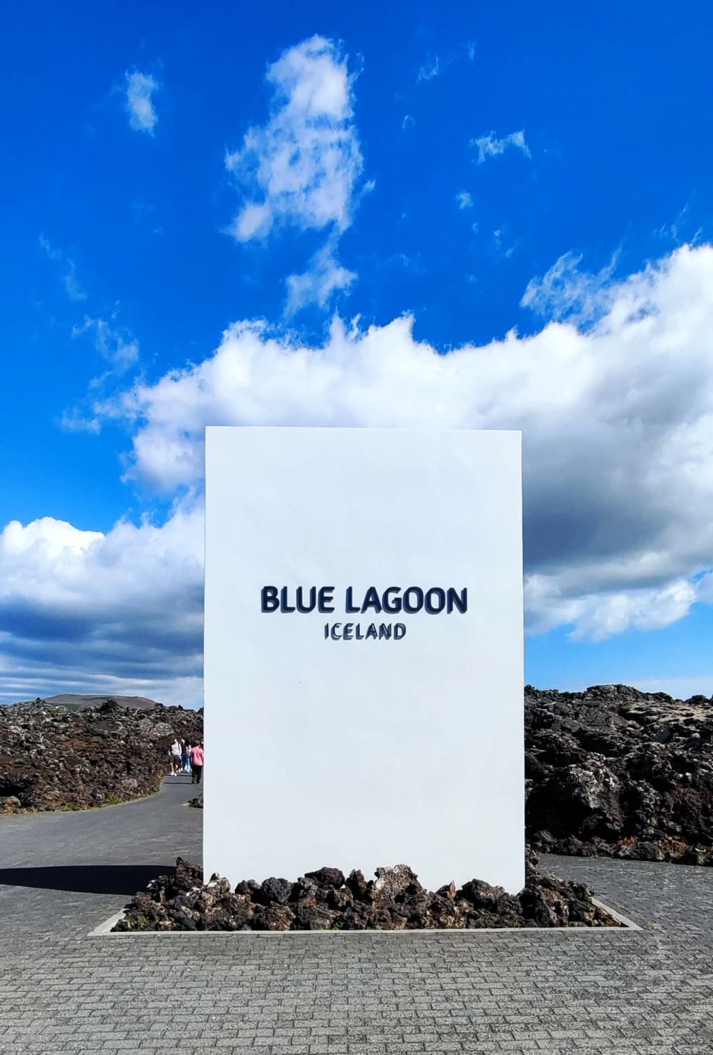 Água turquesa e vapor da Blue Lagoon ao pôr do sol