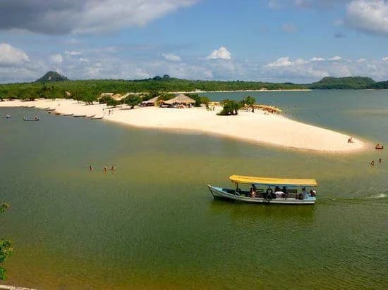 Bancos de arena dorada y aguas turquesa en Alter do Chão