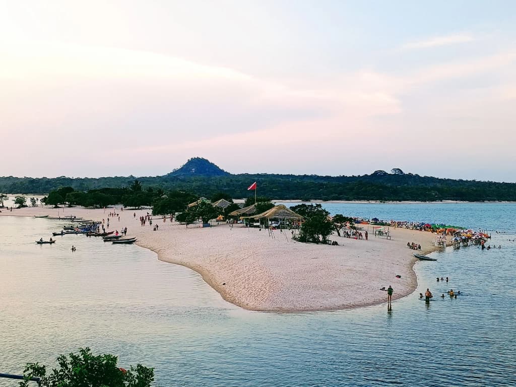 Locales y viajeros en Ilha do Amor, Alter do Chão