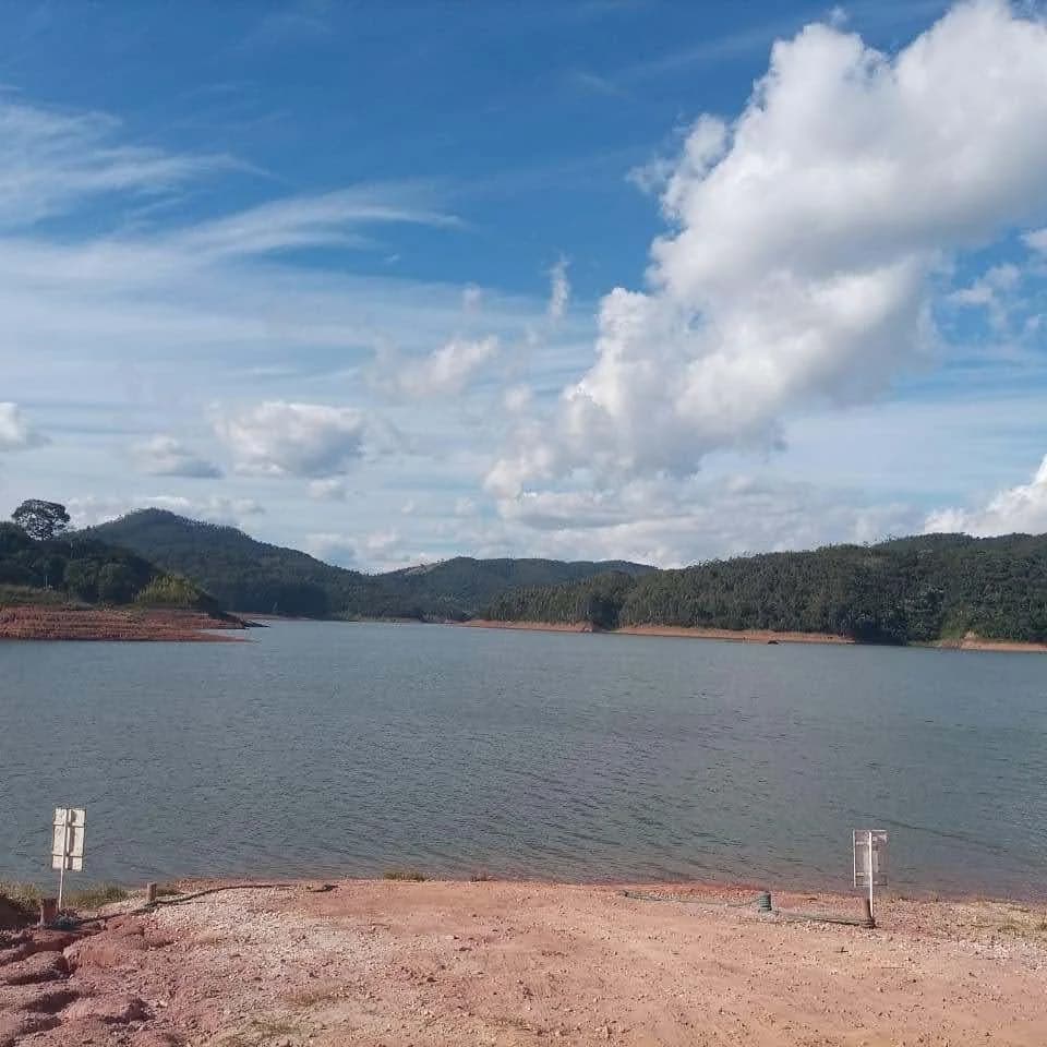 Vista aérea da Represa de Paraibuna, ilhas pontilhando a água