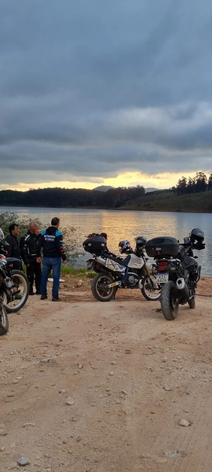 Chalé na Toca do Tucano, varanda com vista para montanha e lago