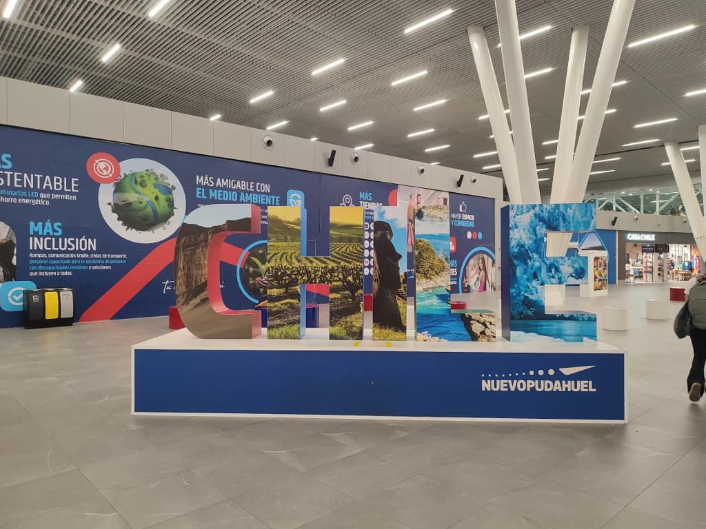 Passageiros aguardando no Aeroporto de Curitiba, luz da manhã