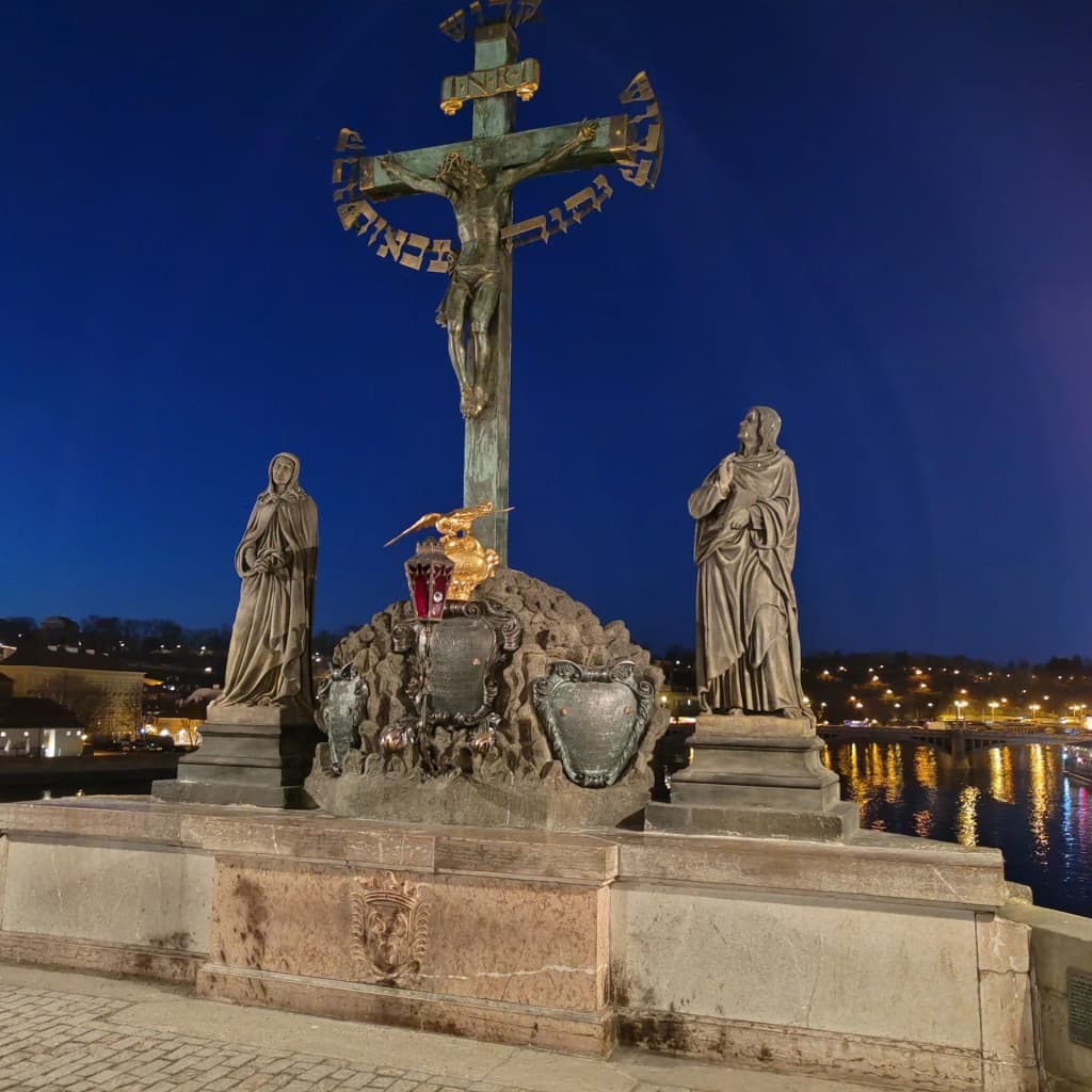 Estatuas del Puente de Carlos y vista de la ciudad, Praga