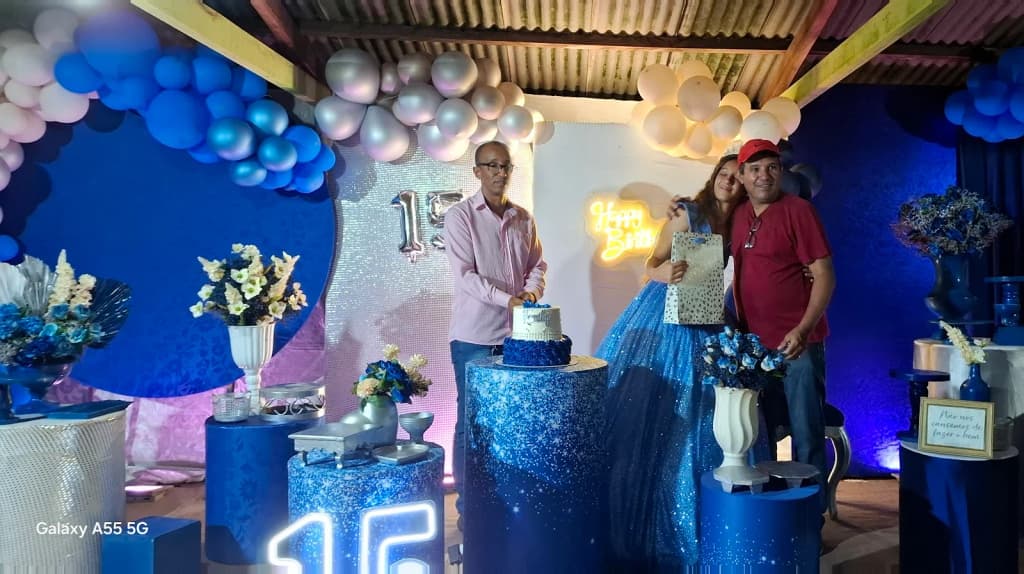 Trilheiros se refrescando em poço cristalino sob cachoeira