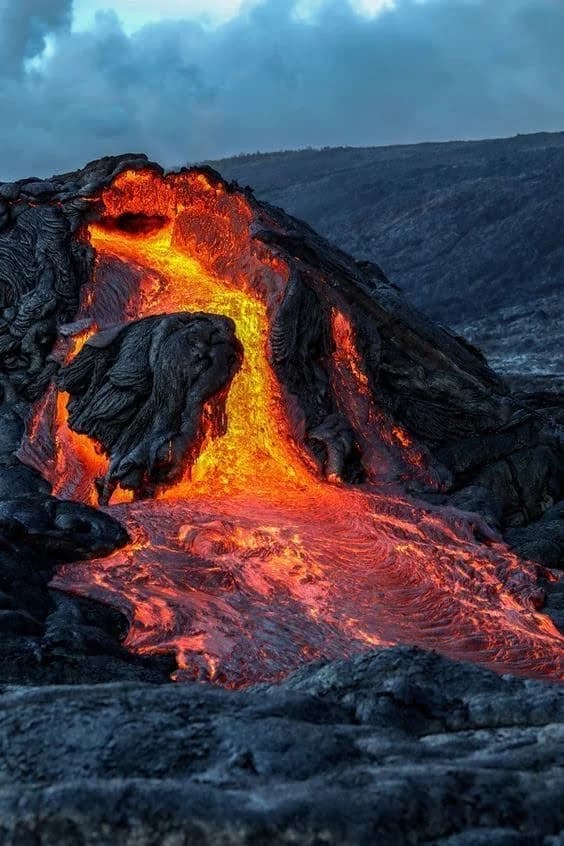 El cráter humeante de Kīlauea al amanecer