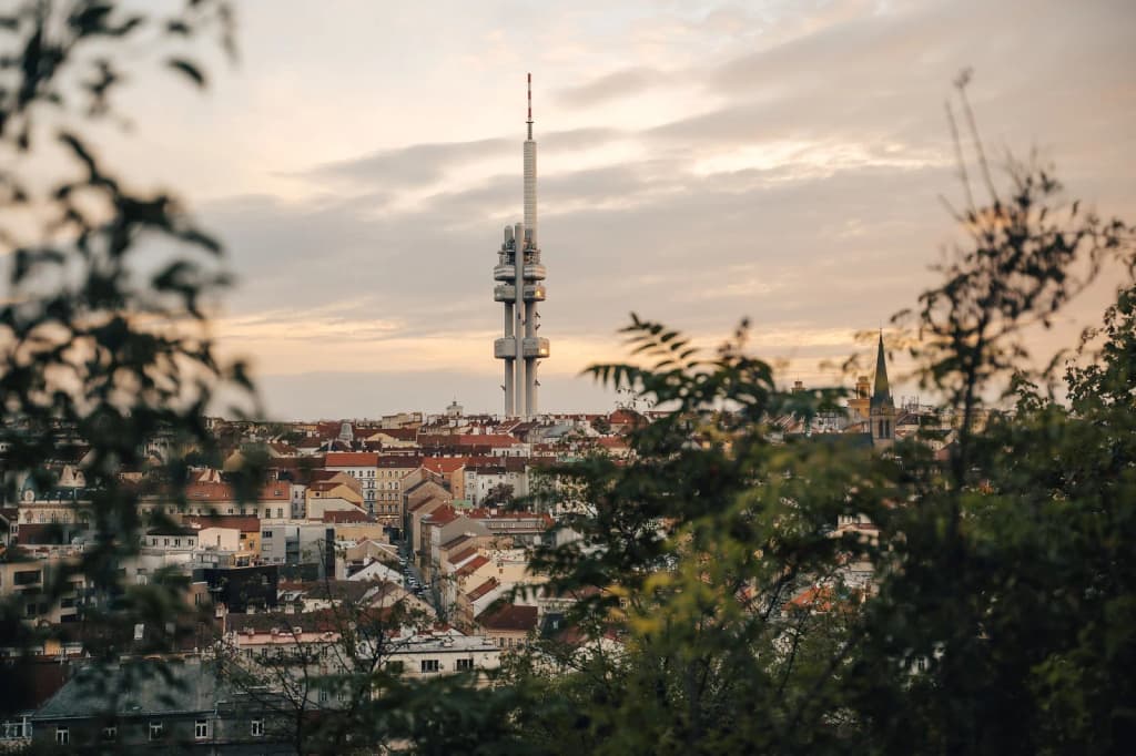 Vista aérea de Praga com o rio Moldava e pontes históricas