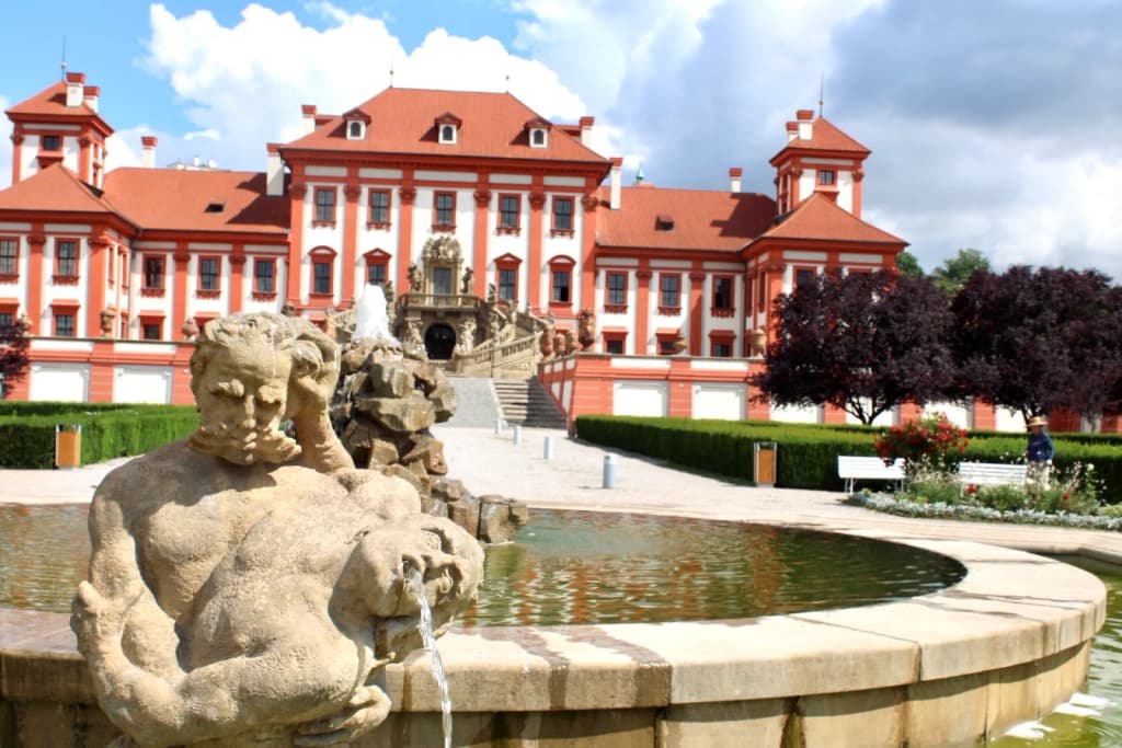Castelo de Praga iluminado ao entardecer