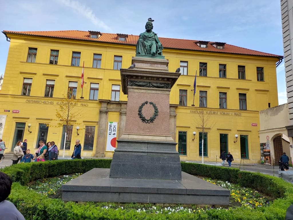 Ponte Carlos em Praga com estátuas barrocas e turistas